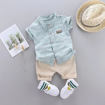 Pantalones cortos y camiseta de letras para niños.