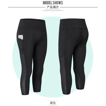 Las mujeres estiran los pantalones cortos de yoga deportivos con bolsillos 