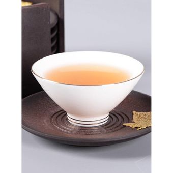 Una sola taza de té de porcelana blanca hecha a mano taza 