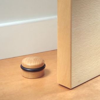 Tope adhesivo de madera color sapeli para puertas de paso