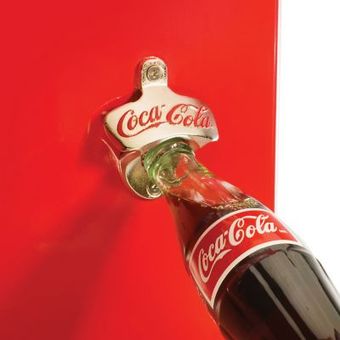 Dispensador de latas de refresco cromado con latas de cola Modelo