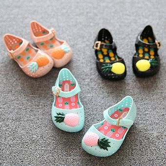 Zapatos huecos niños de los zapatos para el verano lindo y cierre de