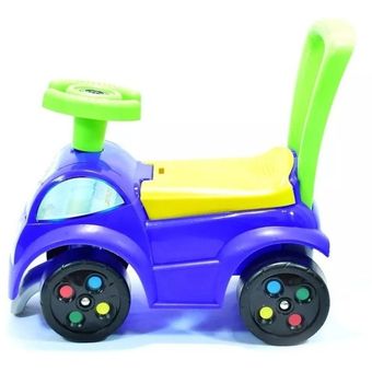 Bebé juguetes de plástico en un carrito de juguete de plástico