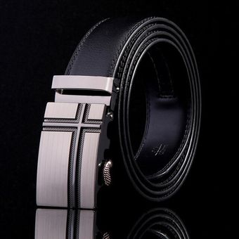 El Diseñador Masculino Abrocha Automáticamente El Cinturón 