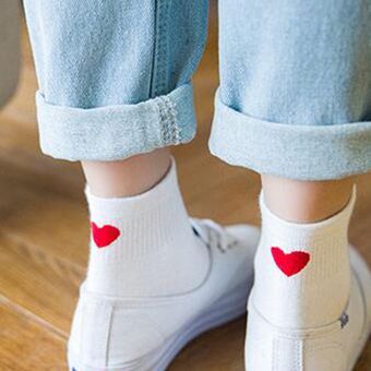 Otoño invierno adolescentes corazones bordados mediados calcetines de algodón calcetines 
