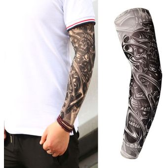 Tatuaje de tibias cruzadas con protector solar de manga prot 