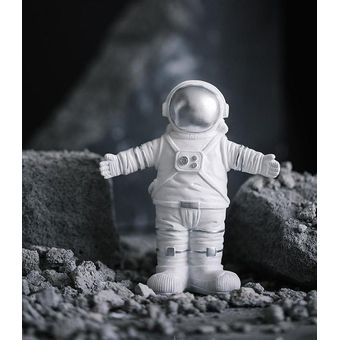 Astronauta con brazos abiertos para dar un abrazo 