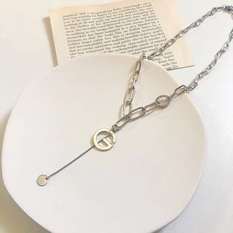 Letra collar de acero de titanio sentido femenino del diseño del nicho 