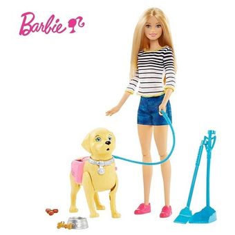 barbie paseando perros