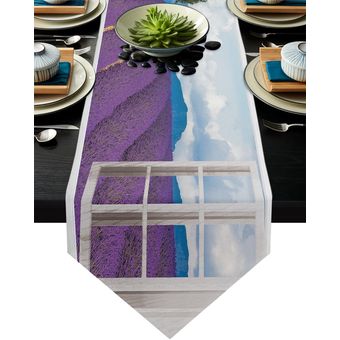 Vista de ventana creativa de campos de lavanda camino de mesa cocina 