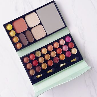 Caja misteriosa maquillaje sombras brochas tónicos cremas