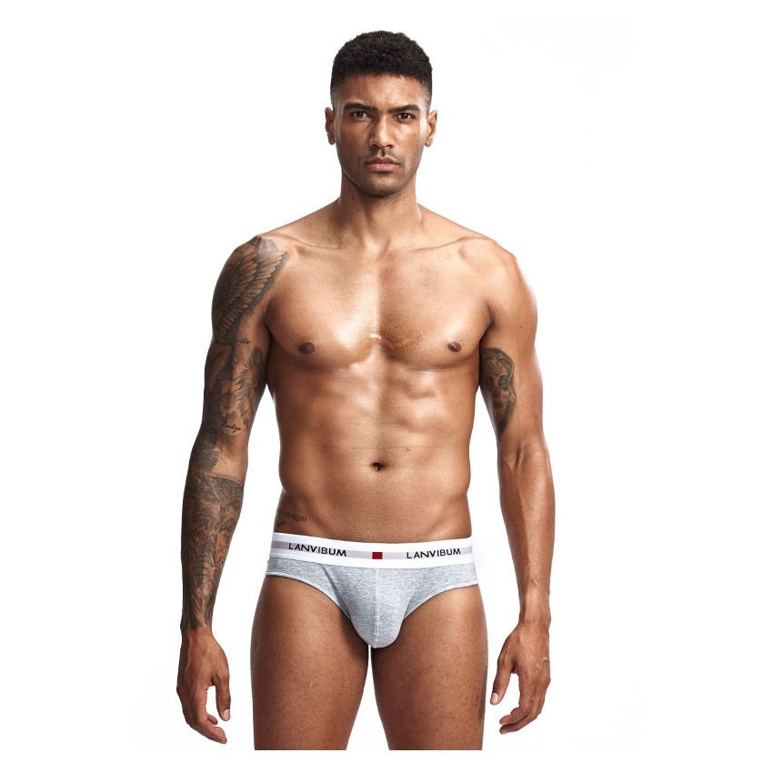 hombres en calzoncillos cortos