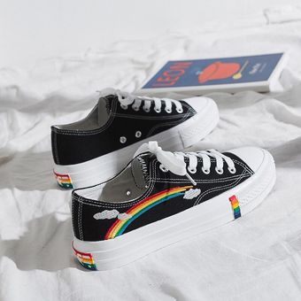 tenis blancos con arcoiris